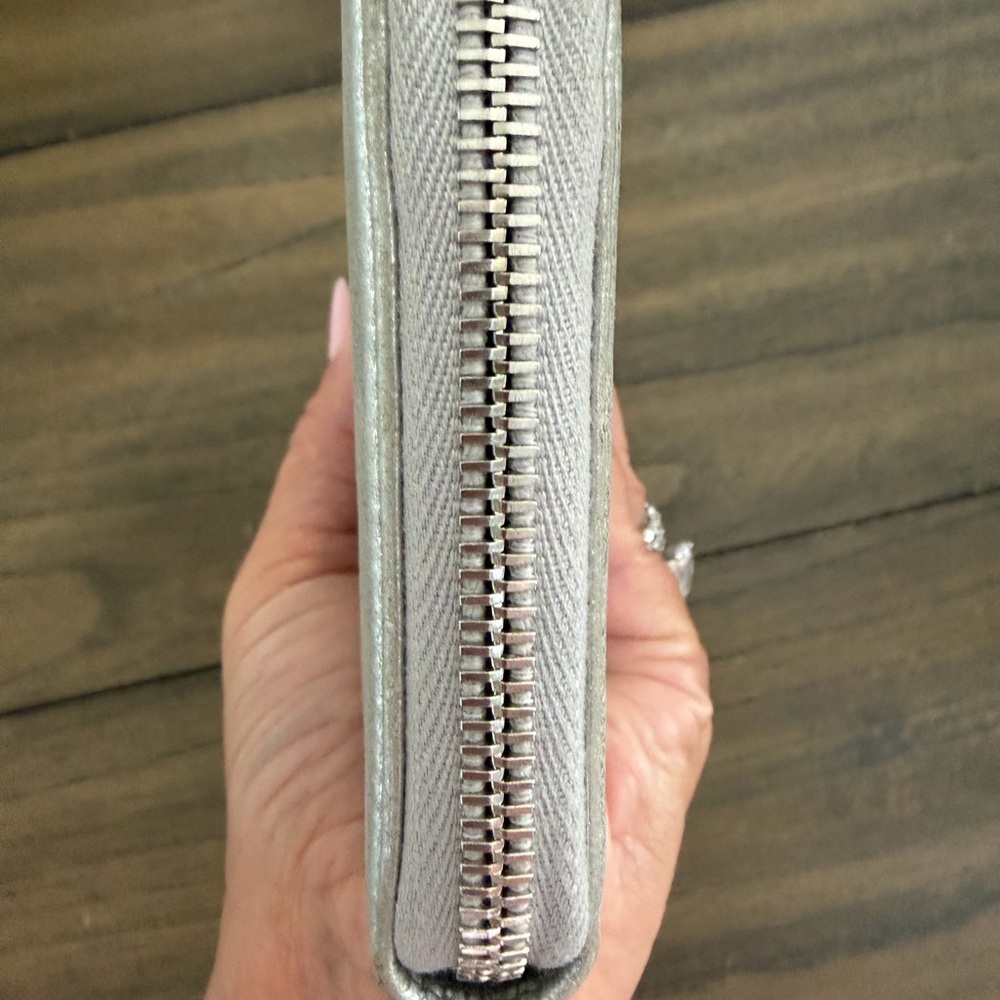 🩷🩷SOLD🩷🩷CHANEL Metallic Coco Mark Silver Wallet with Black Logo - Picture 5 of 11